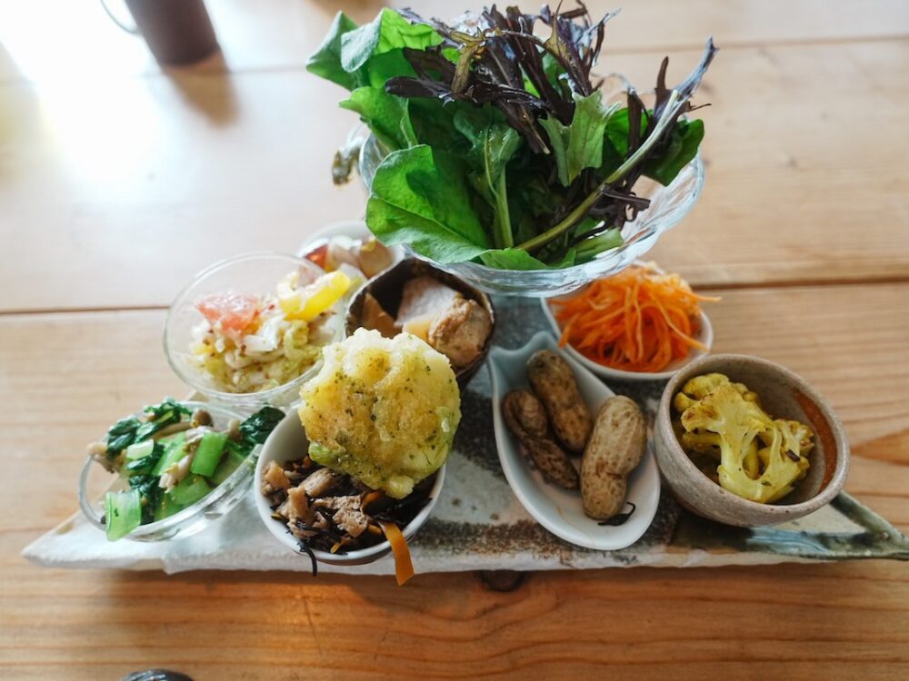 「次年子窯」と「カフェ調香菜 Umui」の画像です